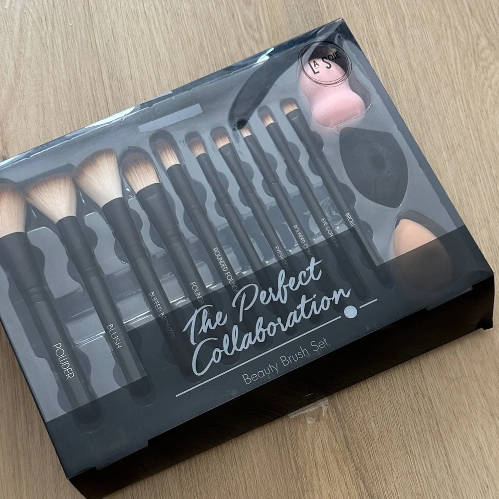 NWT La Soie Beauty Brush Set